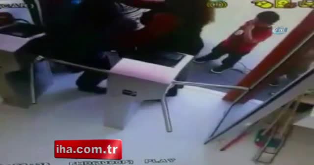 Kadın tuvalet görevlisini 1 lira için tekme tokat dövdüler!