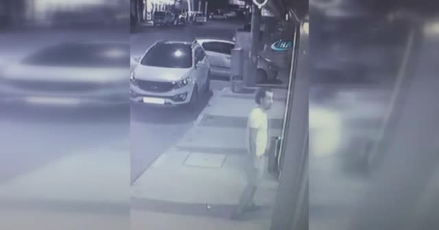 Kaldırımda duran köpeğe tekme atan vicdansız!
