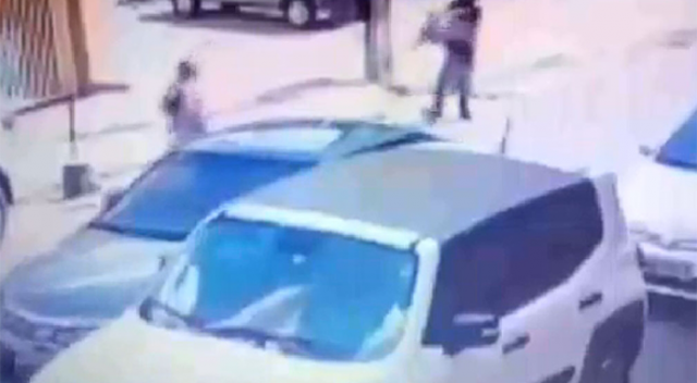 Kız arkadaşına kurşun yağdırdı