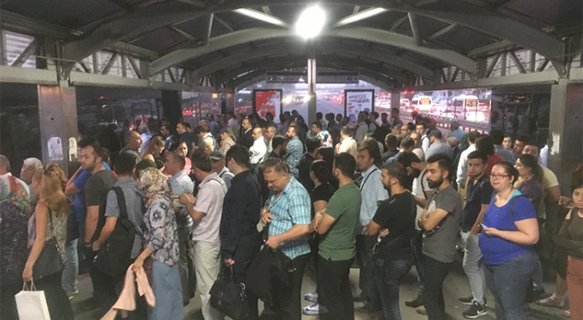 Metrobüs duraklarında okul yoğunluğu