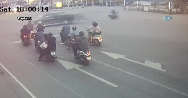 Motosiklet sürücüsü metrelerce sürüklendi