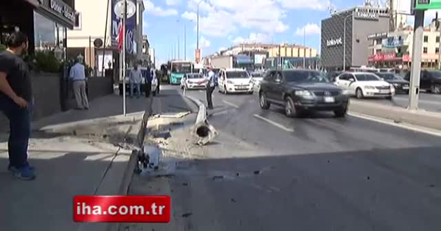 Otomobilin çaptığı elektrik direği yola devrildi, faciadan dönüldü
