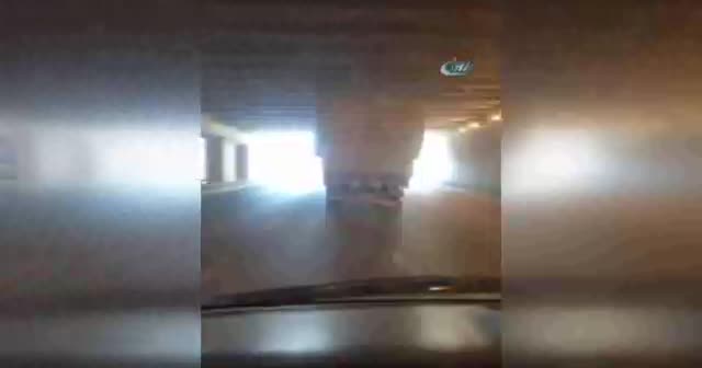 Saman yüklü kamyon trafikte zor anlar yaşattı