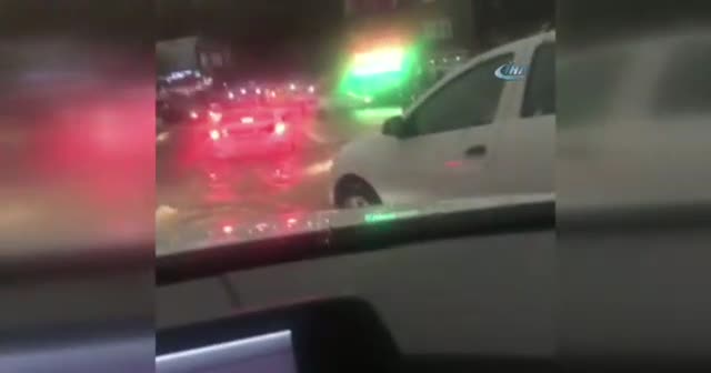 Seren Serengil Sarıyer’de sel sularında kaldı
