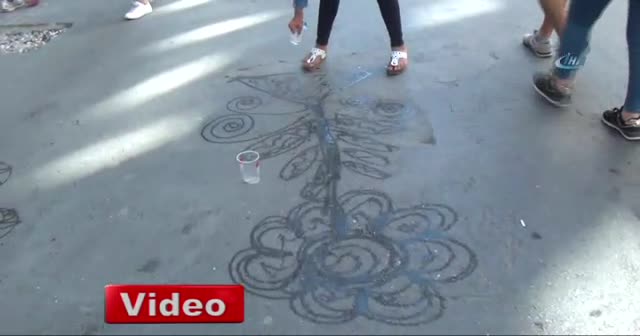 Suriyeli çocuklardan İstiklal Caddesi’nde su ile sanat