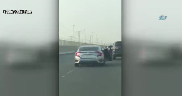 Tartıştığı sürücüye vurmak isterken yola düştü