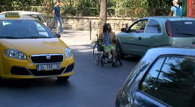 Tekerlekli sandalyeyle tehlikeli yolculuk