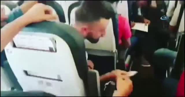 Uçakta elden ele pilota para uzattılar!