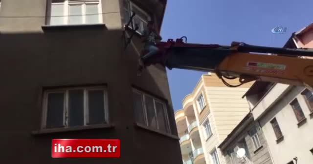 Vinç üzerinde elektrik direğinde çalışan işçi korkuttu