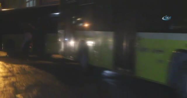 Yol yarıldı, araçlar içine düştü!