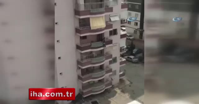 Yürekleri ağza getiren olay: Balkondan sarkarak boya yaptı