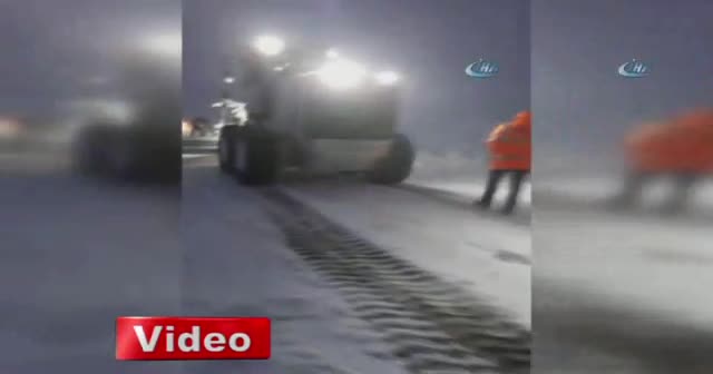 Ardahan’da kar yolları kapattı