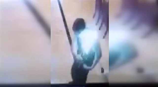 Cebindeki telefon patladı, şok oldu
