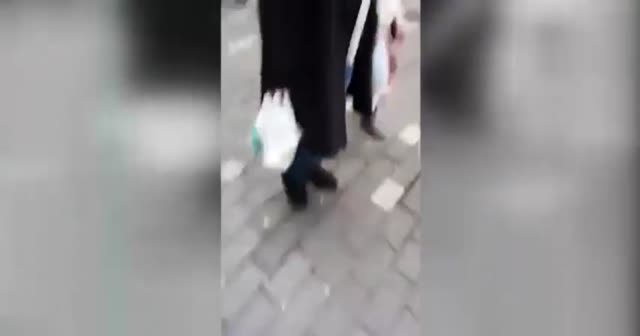 Çocuğunu sokak ortasında böyle sürükledi