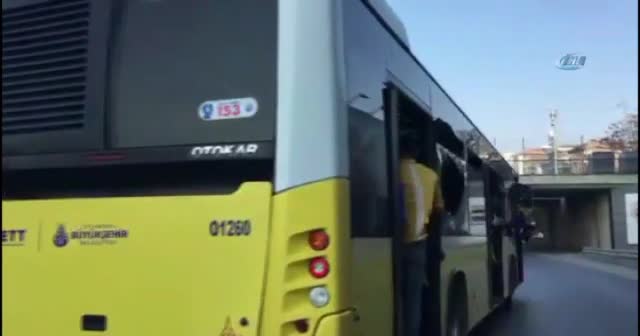 Derbiye giden Fenerbahçe taraftarı otobüsün camlarını kırdı