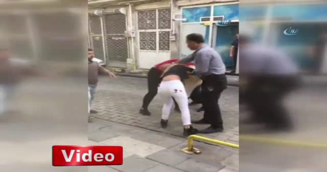 Genç kızlar sokak ortasında birbirine girdi