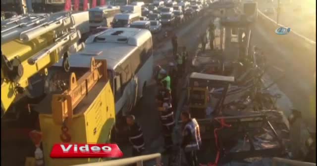 İstanbul'da servis aracı metrobüs yoluna girdi