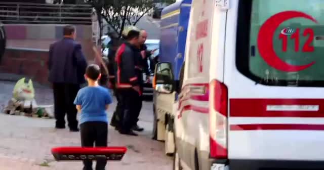 Kamyonet içinde unutulan bebeği itfaiye son anda kurtardı