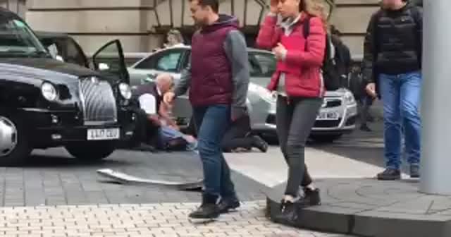 Londra'da bir araç kalabalığın arasına daldı!