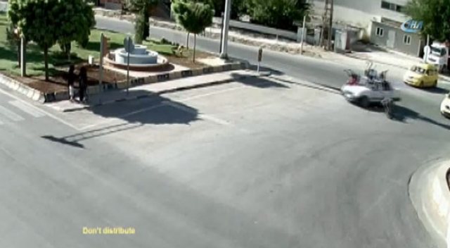 Motosikletli 3 kişinin metrelerce havaya uçtuğu o anlar kamerada