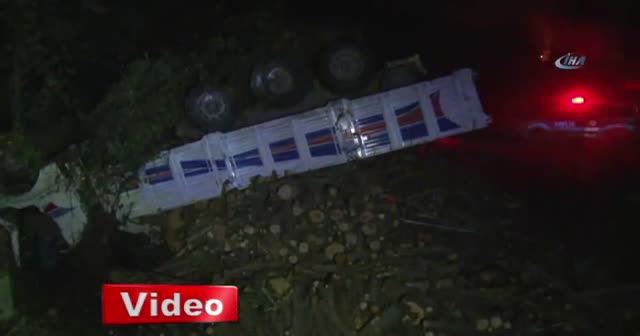 Odun yüklü kamyon TEM’den şarampole uçtu: 1 ölü 1 yaralı