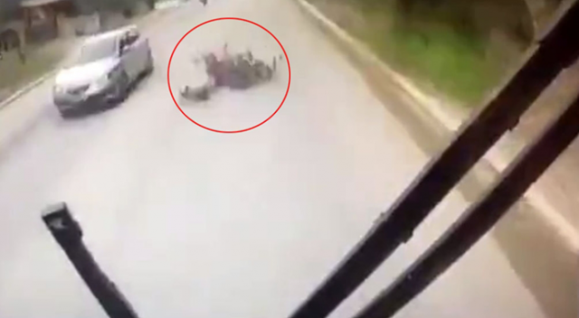 Otobüsün altında kalan motosikletli hayatını kaybetti