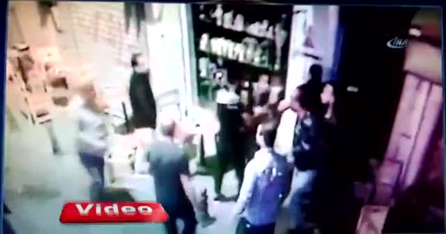 Sandalyelerin havada uçuştuğu kavga kamerada