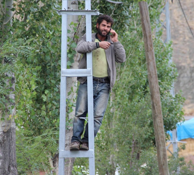 Sivas'ta köyde telefon çekmeyince...