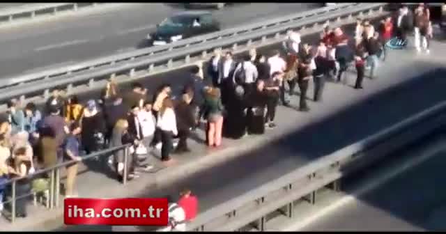 Suriyeli çocukların metrobüs yolunda tehlikeli oyunu