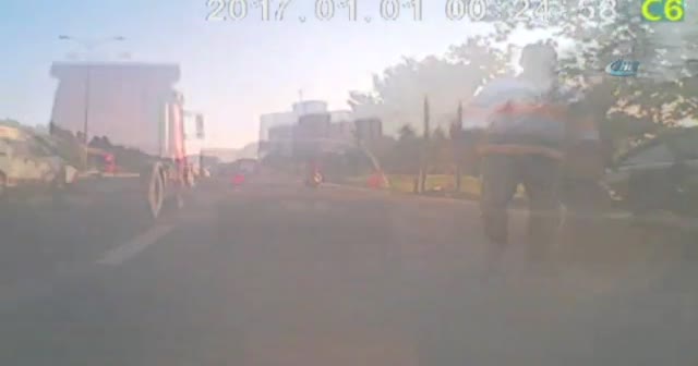 Tır, kör noktasına giren araca böyle çarptı