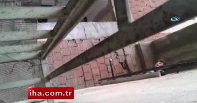 3 yaşındaki çocuğun kafası demir korkuluklara sıkıştı
