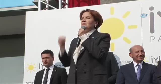 Akşener, Genel Merkez açılışında İstiklal Marşı'nı söylemeyi unuttu