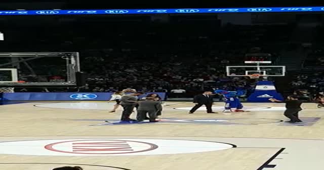 Anadolu Efes'ten Mehmet Okur'a teşekkür plaketi