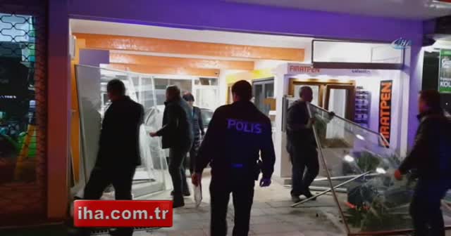 Araçlar çarpıştı: Bir araç işyerine girdi