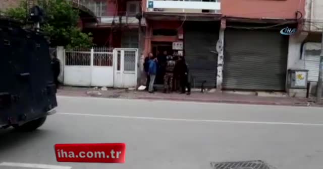 Aranan şahıs kadını rehin aldı!
