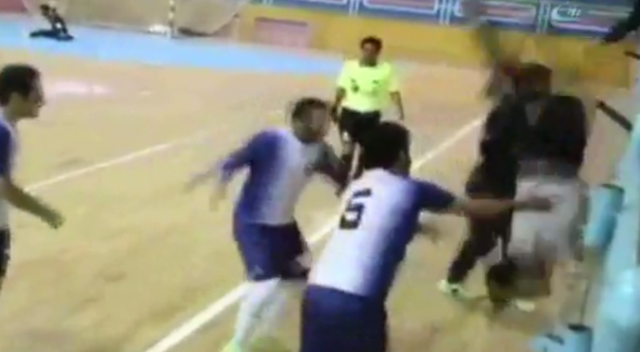Gole sevinen sporcu taraftarı tribünden düşürdü