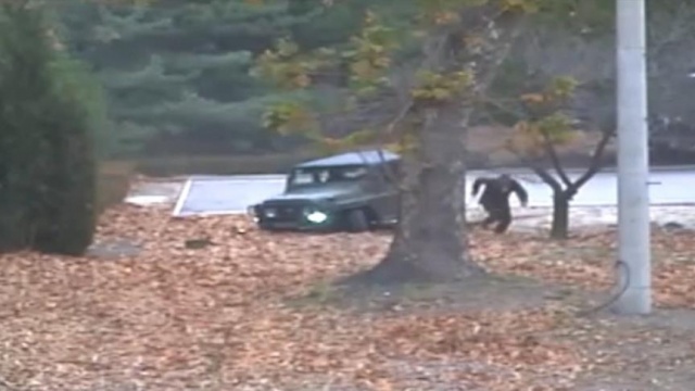 Güney'e kaçarken vurulan Kuzey Kore askerinin görüntüleri yayınlandı