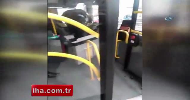 İETT otobüsünde korku dolu anlar! Şoför yolculara bıçak çekti