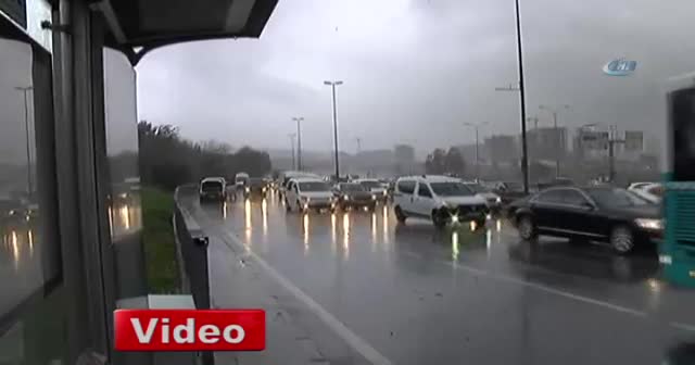 İstanbul'da hava karardı, yağmur başladı
