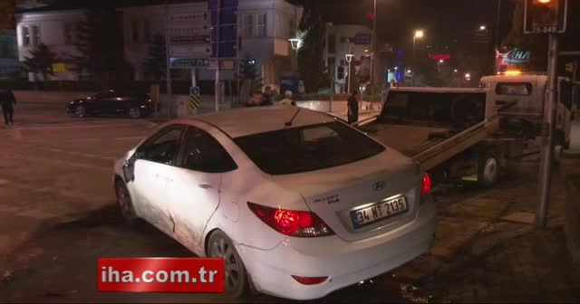 Kavşakta iki otomobil çarpıştı: Araç yan yattı