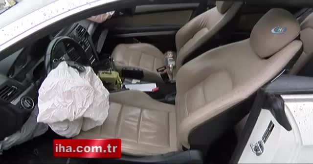 Kaza yapan lüks aracın motoru metrelerce uzağa fırladı