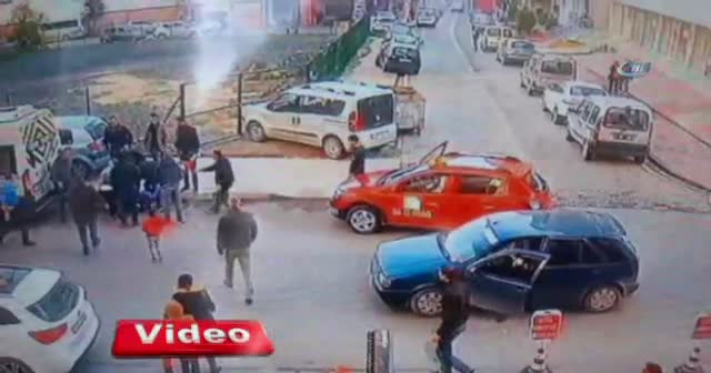 Kucağında bebeğiyle servis minibüsünün altında kaldı