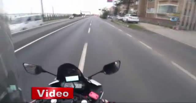 Makas atan sürücüye bıçak çekti, yumruk ve tekmeler havada uçuştu