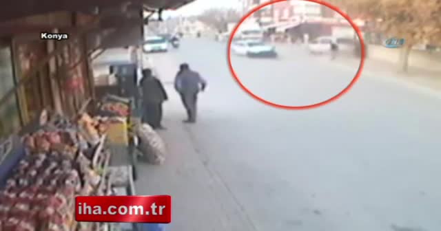 Konya'da aracın altında kalmaktan son anda kurtuldular