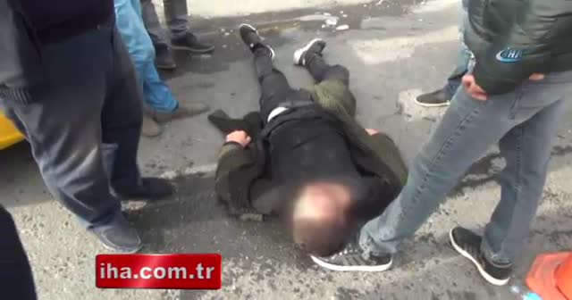Taksim'de uyuşturucu maddenin etkisindeki genç yere yığıldı