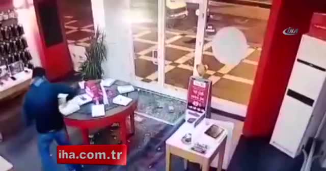 25 saniyede 13 bin lira değerindeki telefonu çaldı