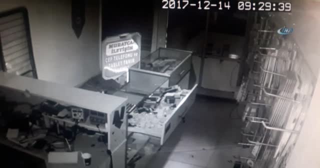 Alarma aldırış etmeden soydular