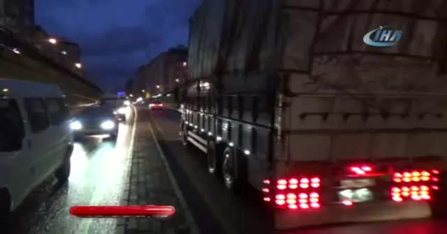 Alt geçitte sıkışan kamyon trafiği felç etti
