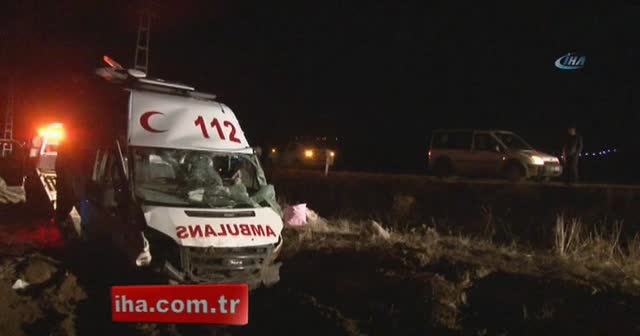 Ambulans şarampole devrildi: 3 yaralı