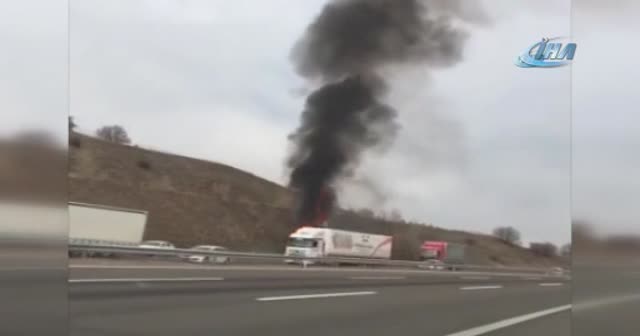 Ankara'da seyir hâlindeki tır alev alev yandı